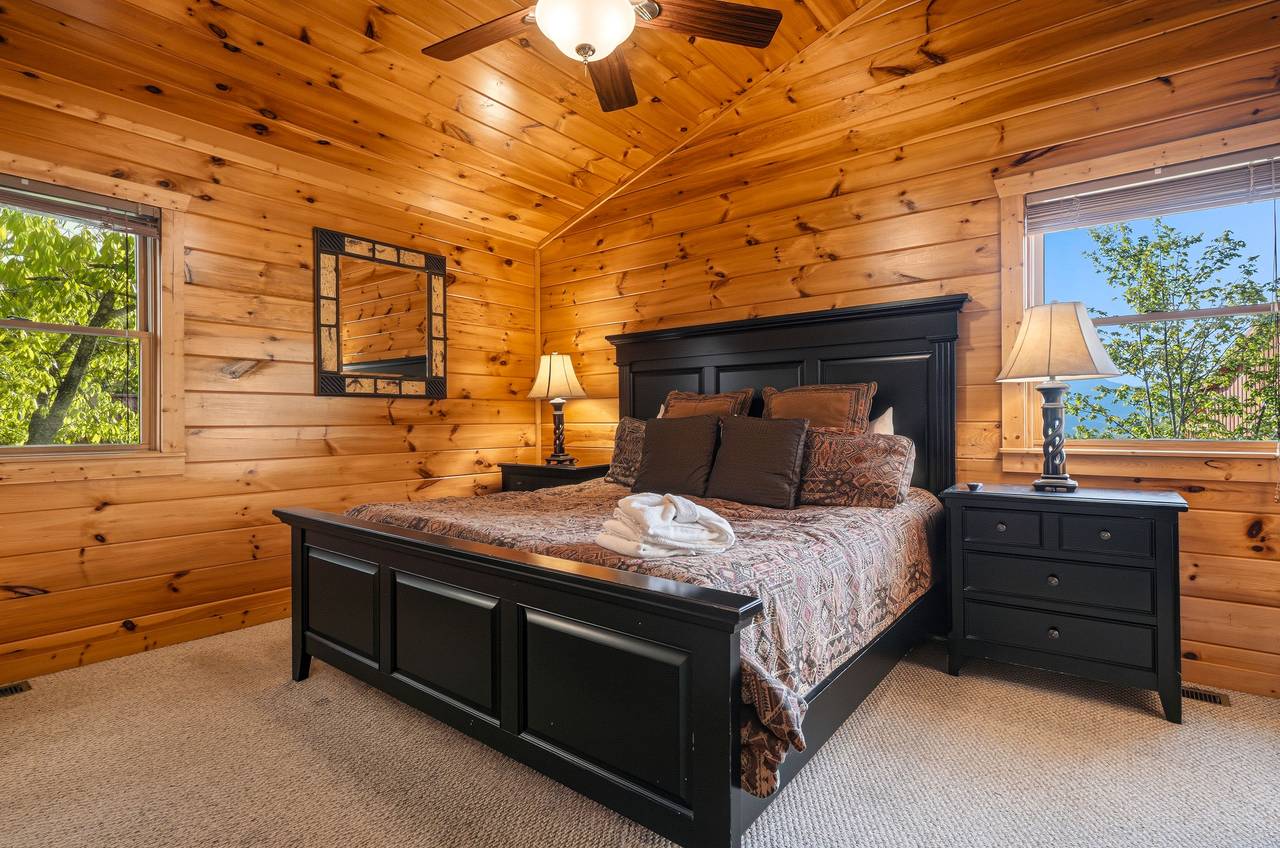Upper king suite with jacuzzi tub & shower Upper king suite with jacuzzi tub & shower