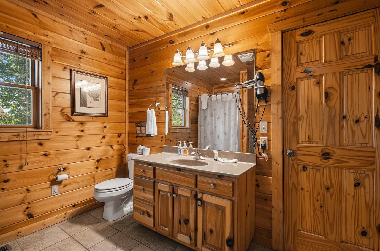 Ensuite bath with jacuzzi tub & walk-in shower Ensuite bath with jacuzzi tub & walk-in shower