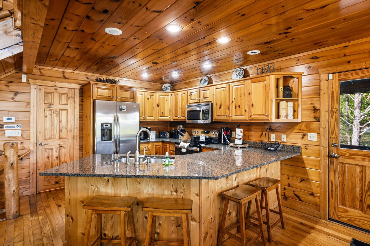Fully equipped kitchen with island & cookware Fully equipped kitchen with island & cookware