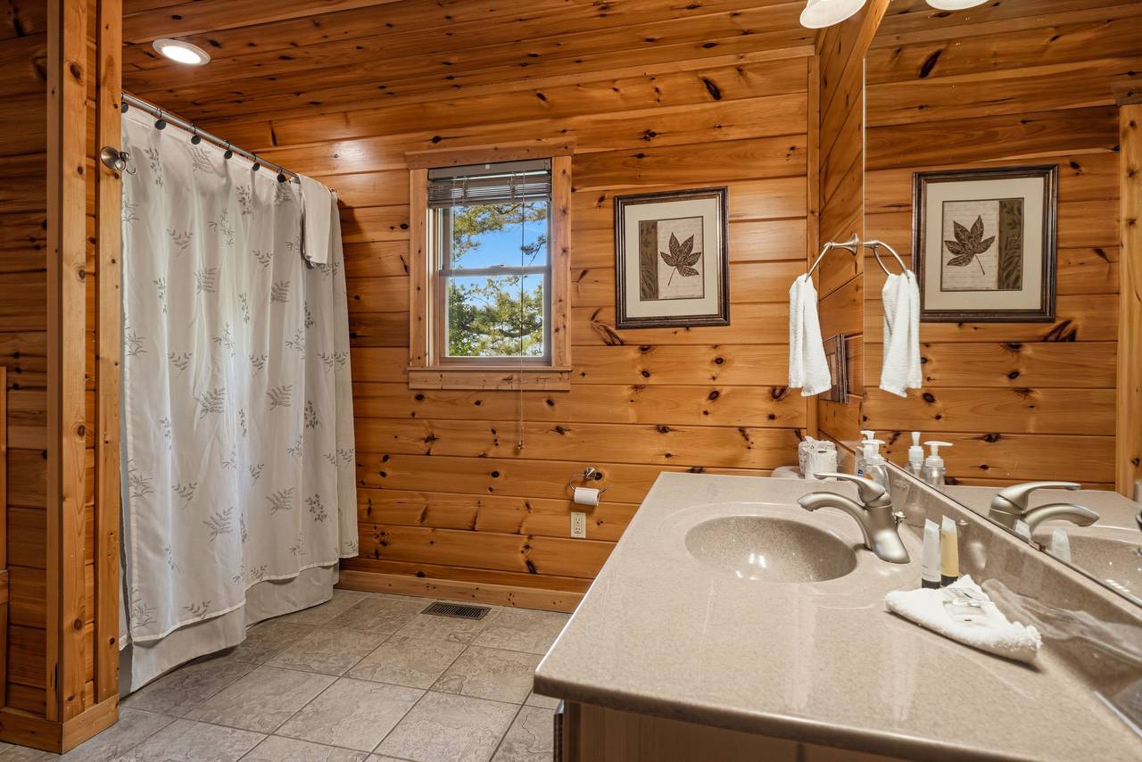 Ensuite bath with jacuzzi tub & walk-in shower Ensuite bath with jacuzzi tub & walk-in shower