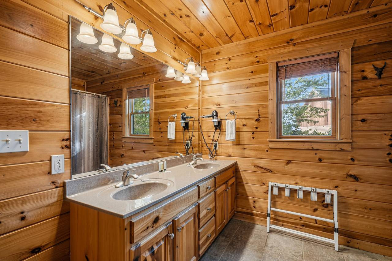 Ensuite bath with jacuzzi tub & walk-in shower Ensuite bath with jacuzzi tub & walk-in shower