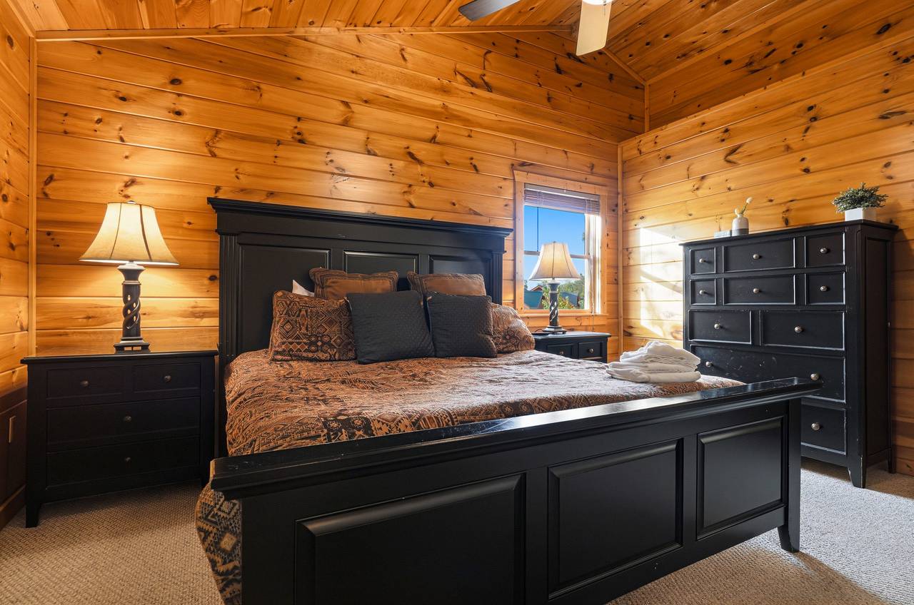Upper king suite with jacuzzi tub & shower Upper king suite with jacuzzi tub & shower