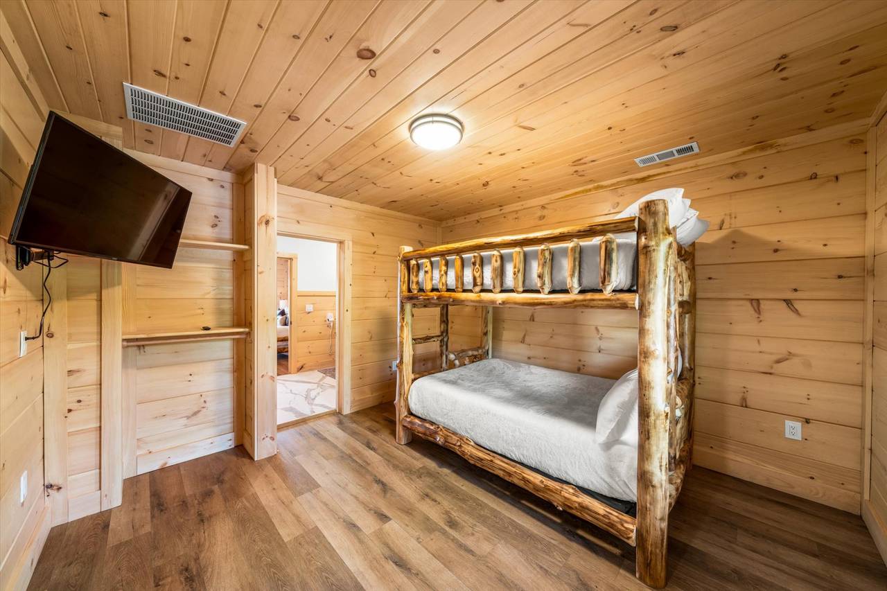 Bed 3: Upper level queen over queen bunk w/TV & ensuite bath Bed 3: Upper level queen over queen bunk w/TV & ensuite bath