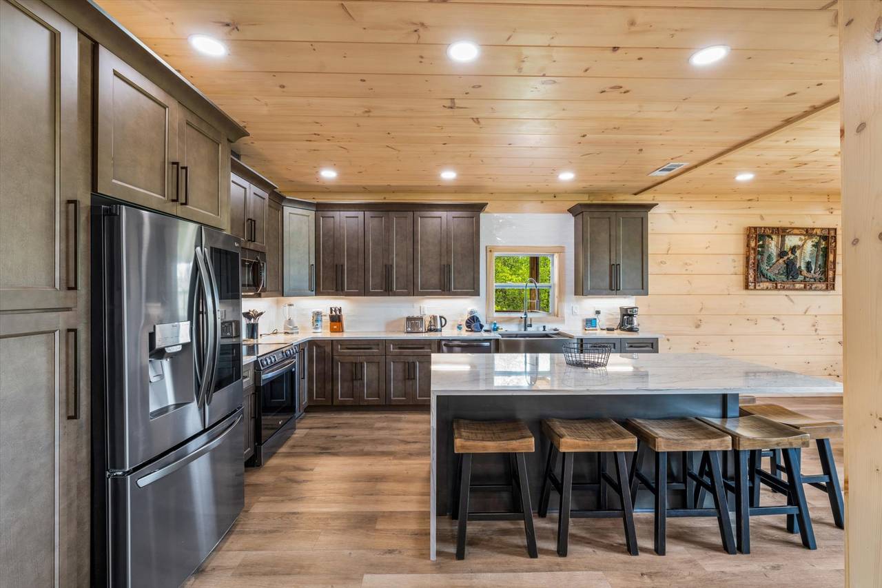 Fully equipped kitchen w/island: dinner/cook/bake/silver-ware Fully equipped kitchen w/island: dinner/cook/bake/silver-ware