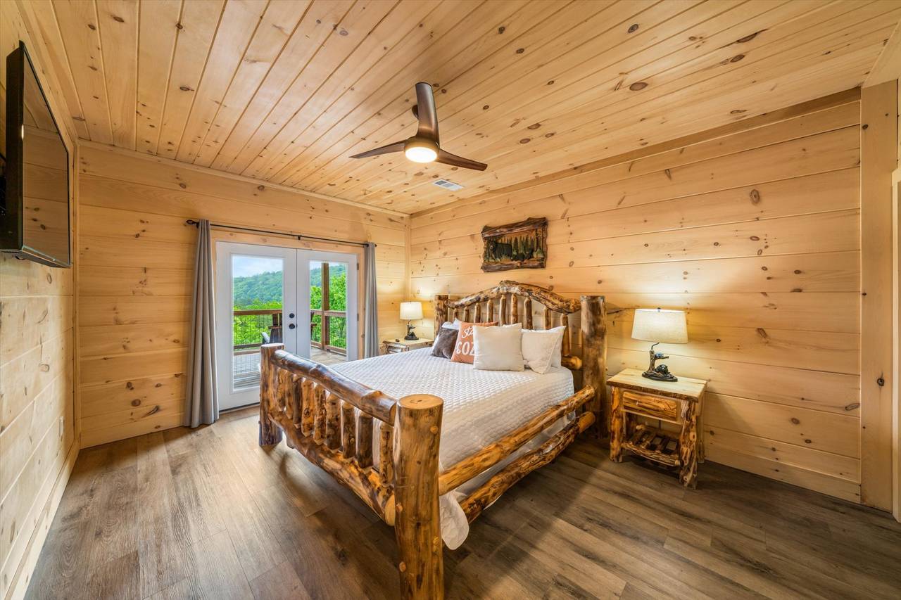 Bed 1: Entry level, king, deck access, ensuite full bath & TV Bed 1: Entry level, king, deck access, ensuite full bath & TV