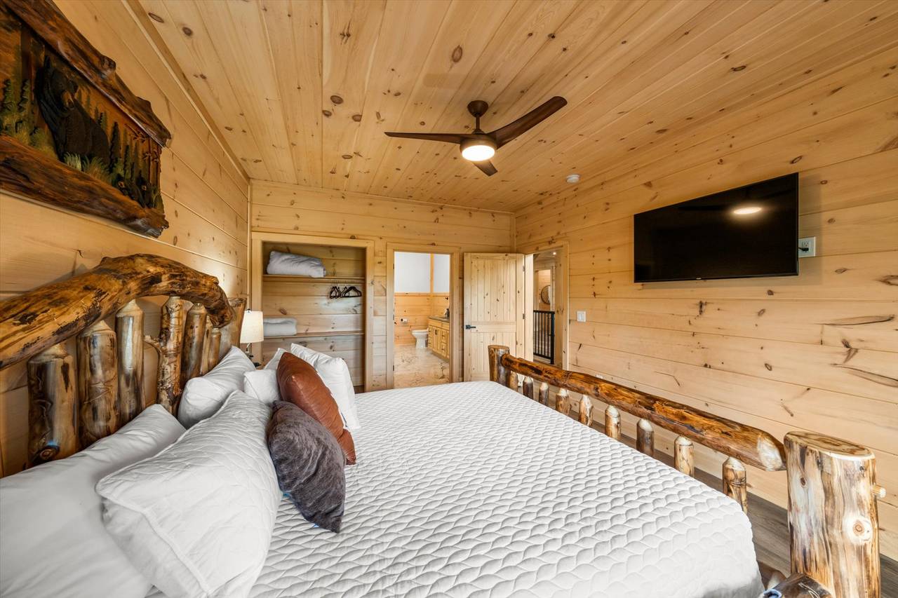 Bed 1: Entry level, king, deck access, ensuite full bath & TV Bed 1: Entry level, king, deck access, ensuite full bath & TV