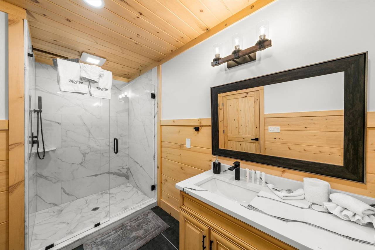 Bath 5: upper level king with standing shower Bath 5: upper level king with standing shower