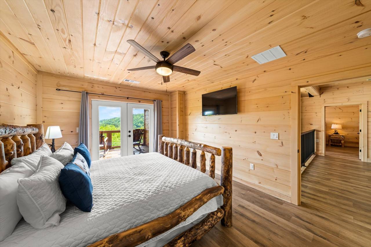 Bed 5: upper level king with deck access, TV, & ensuite full bat Bed 5: upper level king with deck access, TV, & ensuite full bat