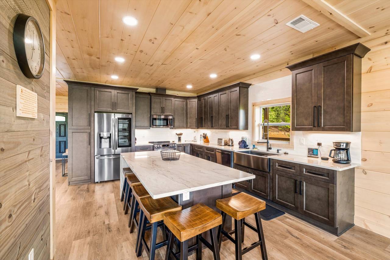 Fully equipped kitchen w/island: dinner/cook/bake/silver-ware Fully equipped kitchen w/island: dinner/cook/bake/silver-ware