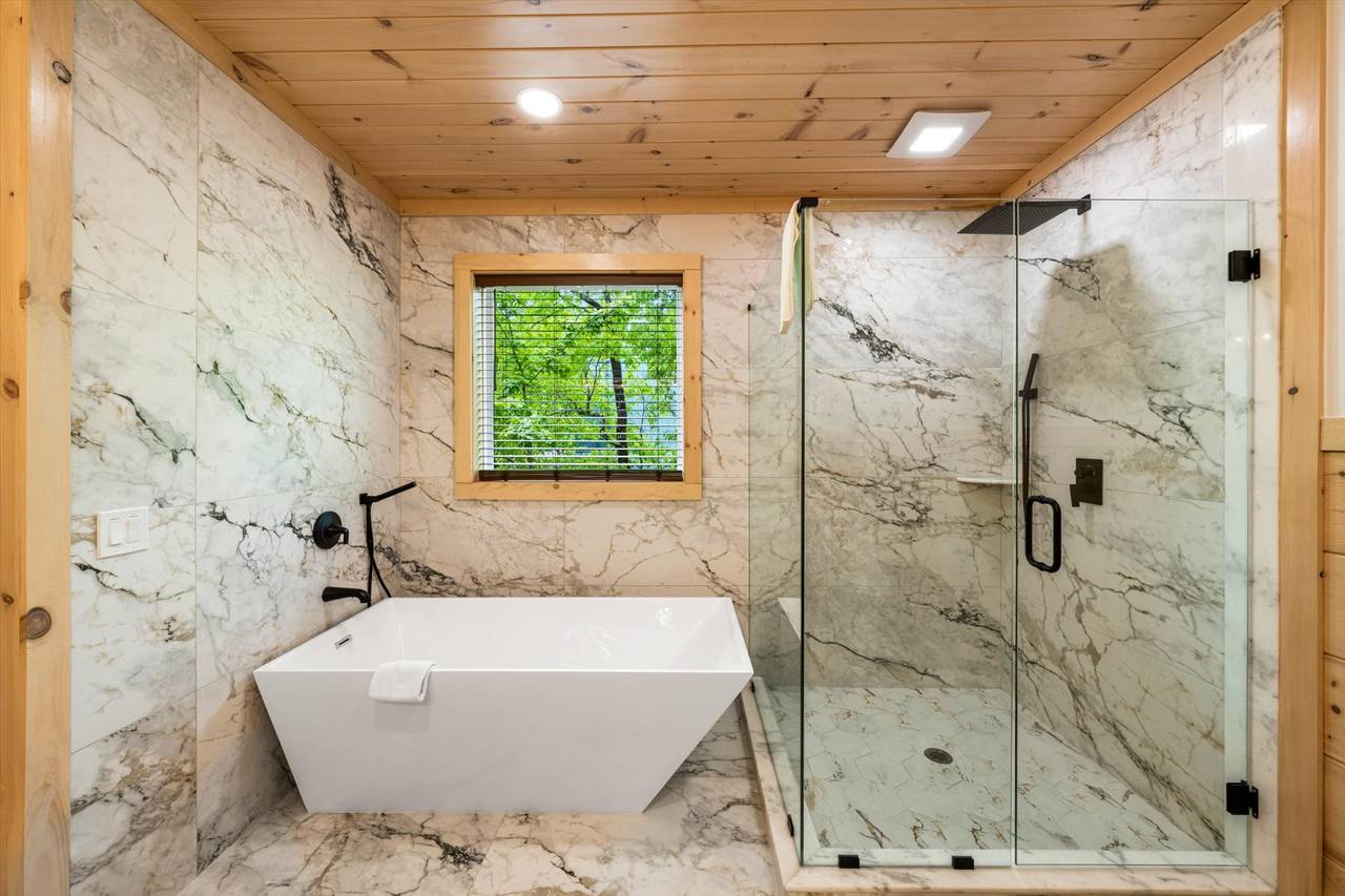 Bath 2: entry level, king, standing shower and soaking tub Bath 2: entry level, king, standing shower and soaking tub
