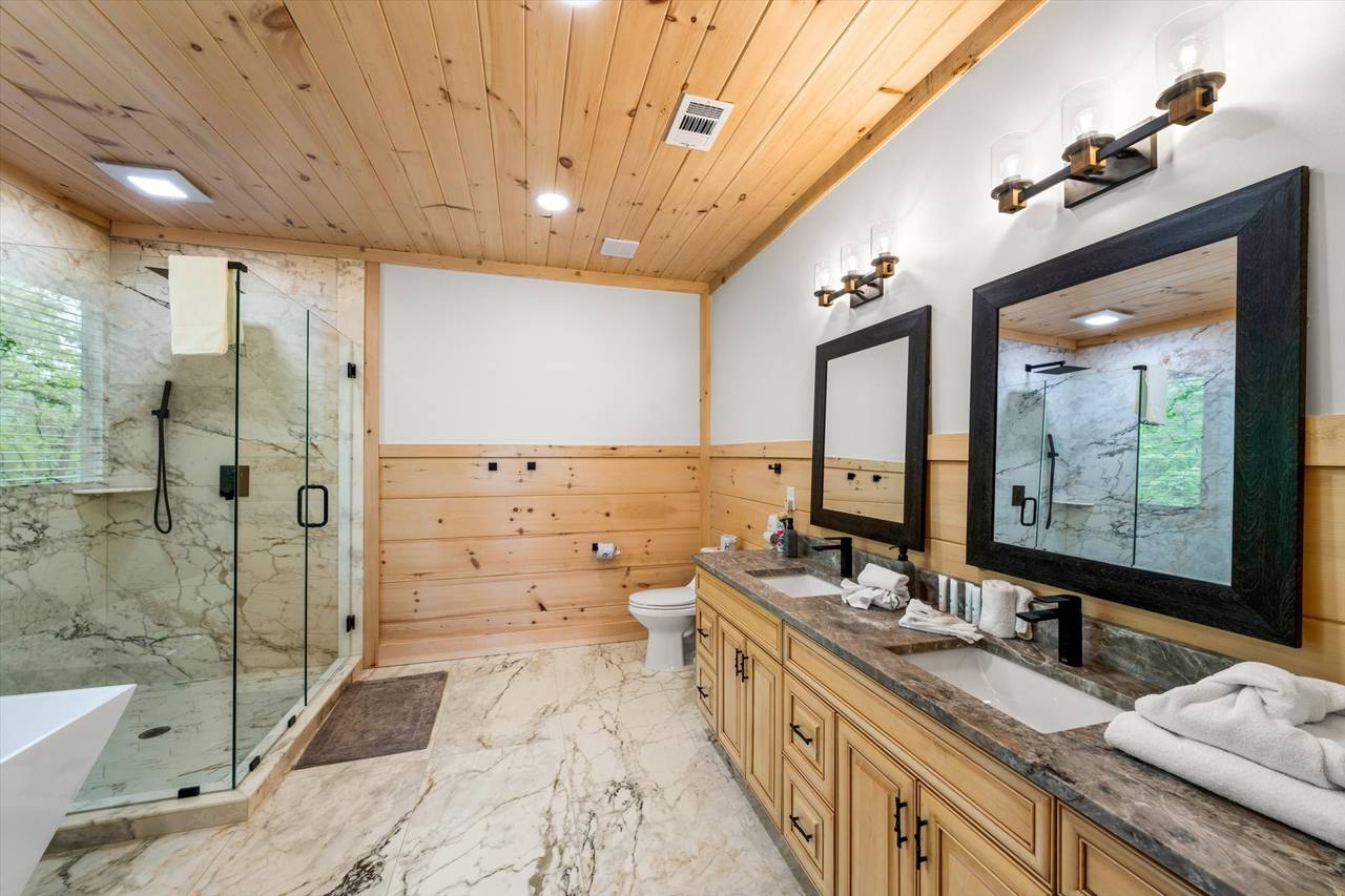 Bath 2: entry level, king, standing shower and soaking tub Bath 2: entry level, king, standing shower and soaking tub