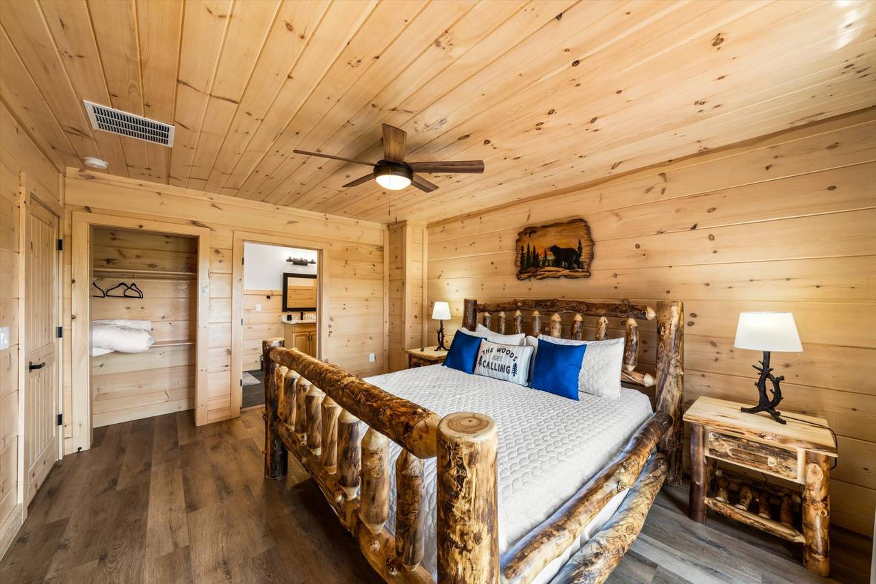 Bed 5: upper level king with deck access, TV, & ensuite full bat Bed 5: upper level king with deck access, TV, & ensuite full bat