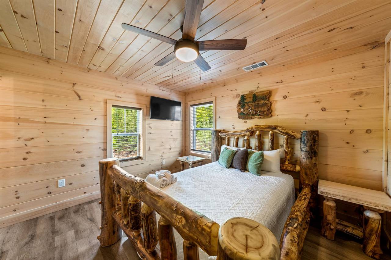 Bed 4: upper level queen with TV and ensuite full bath Bed 4: upper level queen with TV and ensuite full bath