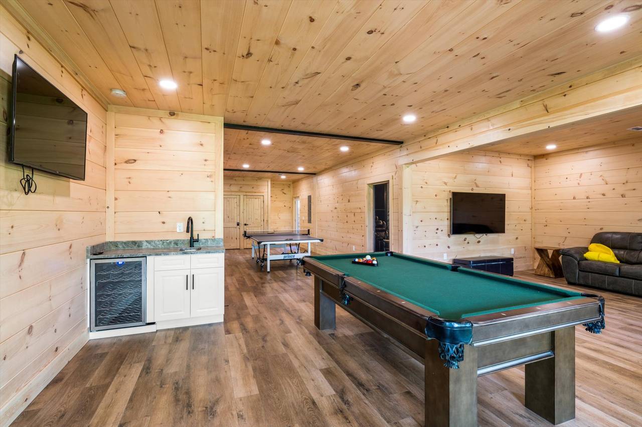 Game Room w/ping pong, foosball, pool table, & kitchenette Game Room w/ping pong, foosball, pool table, & kitchenette