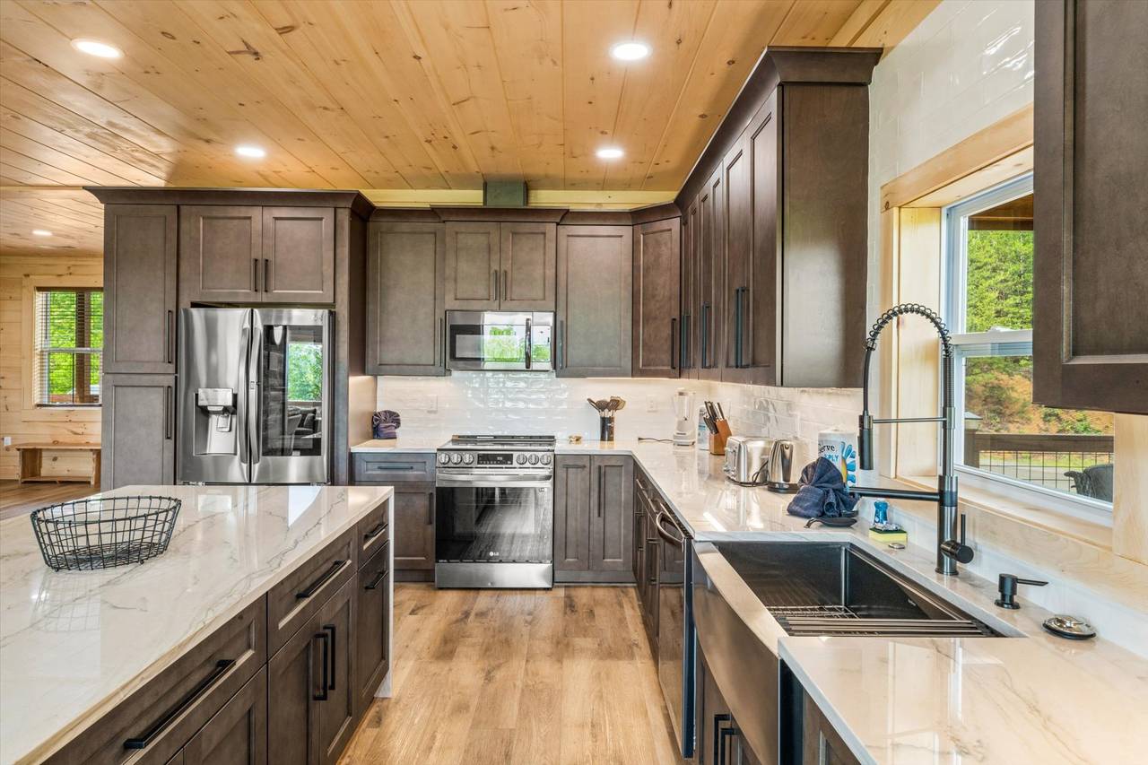 Fully equipped kitchen w/island: dinner/cook/bake/silver-ware Fully equipped kitchen w/island: dinner/cook/bake/silver-ware
