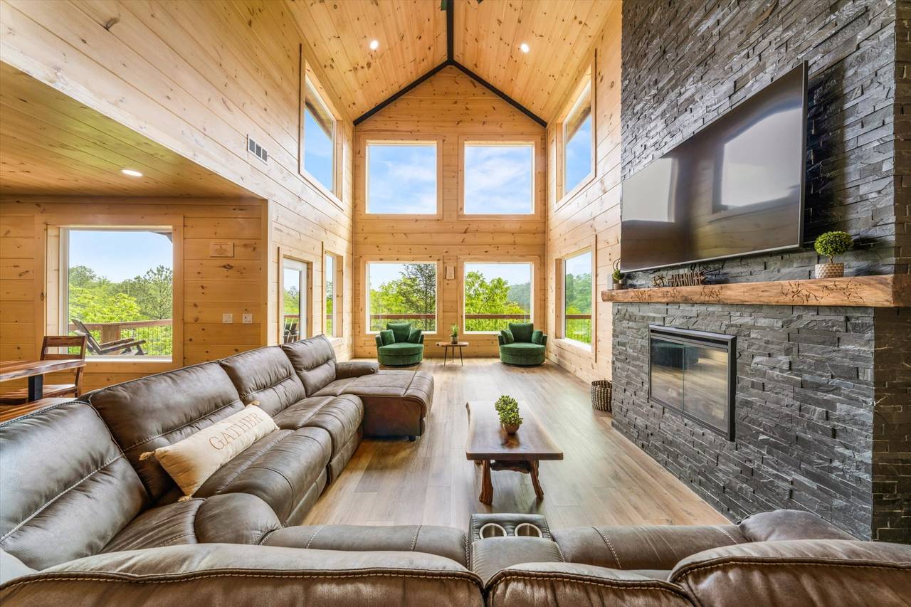 Spacious living room w/plush sectional sofa, gas fireplace, & TV Spacious living room w/plush sectional sofa, gas fireplace, & TV