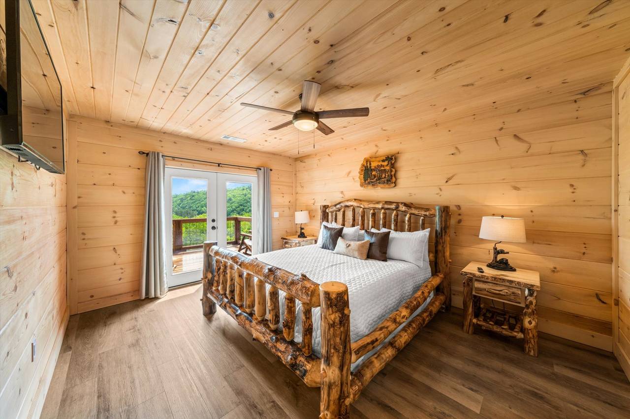 Bed 2: upper level king with deck access, TV, & ensuite full bat Bed 2: upper level king with deck access, TV, & ensuite full bat