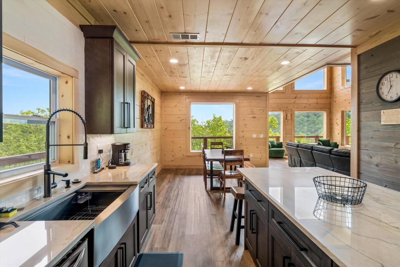Fully equipped kitchen w/island: dinner/cook/bake/silver-ware Fully equipped kitchen w/island: dinner/cook/bake/silver-ware