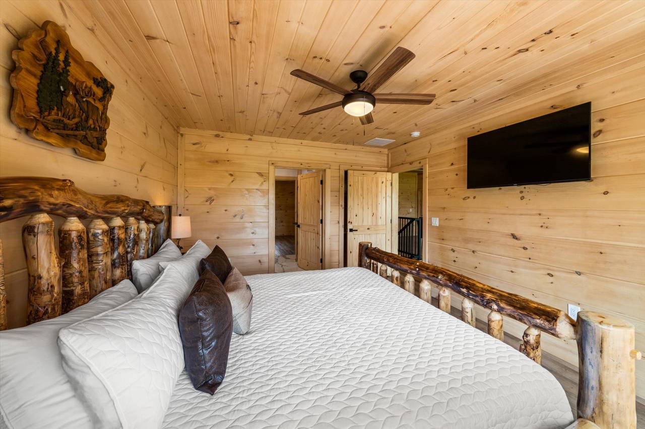 Bed 2: upper level king with deck access, TV, & ensuite full bat Bed 2: upper level king with deck access, TV, & ensuite full bat