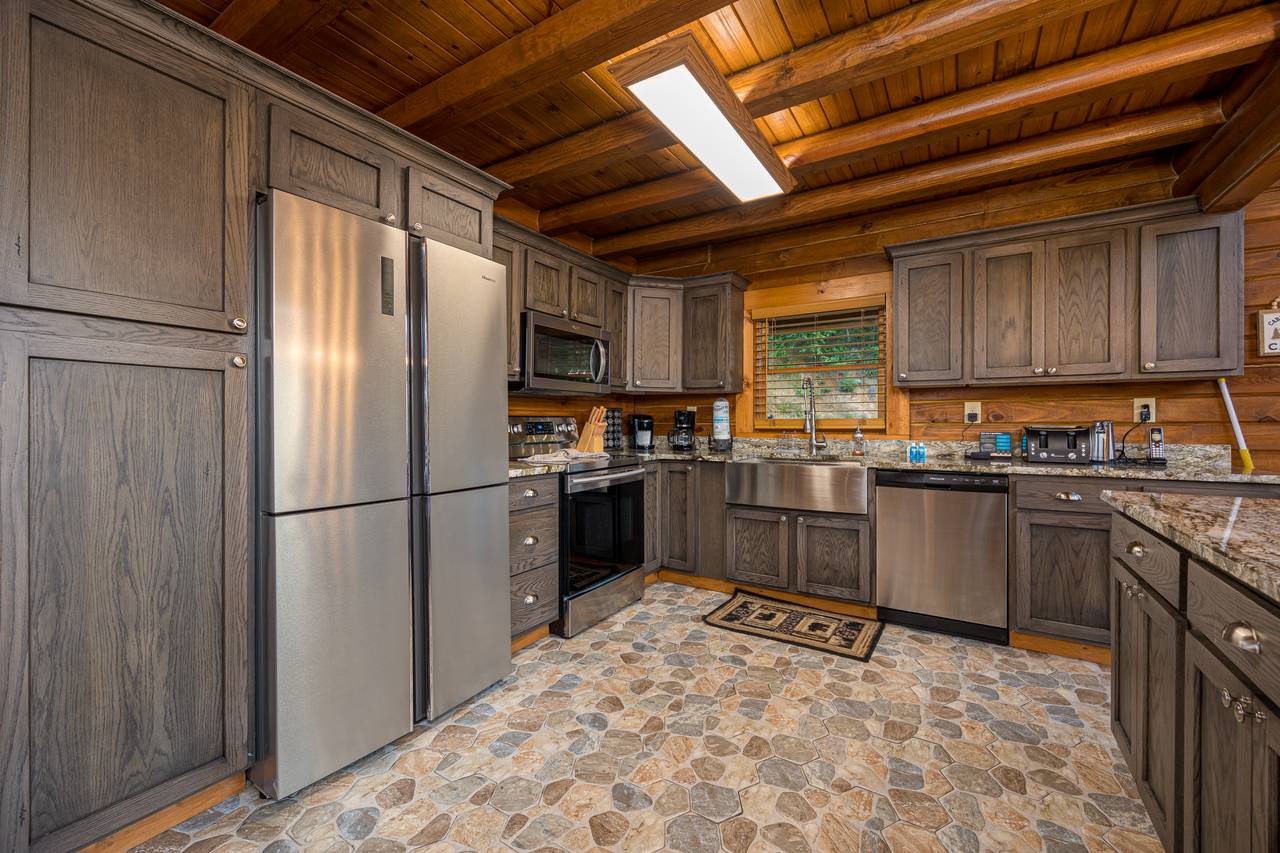 Fully equipped kitchen: cook/bake/dinner/silver-ware provided Fully equipped kitchen: cook/bake/dinner/silver-ware provided