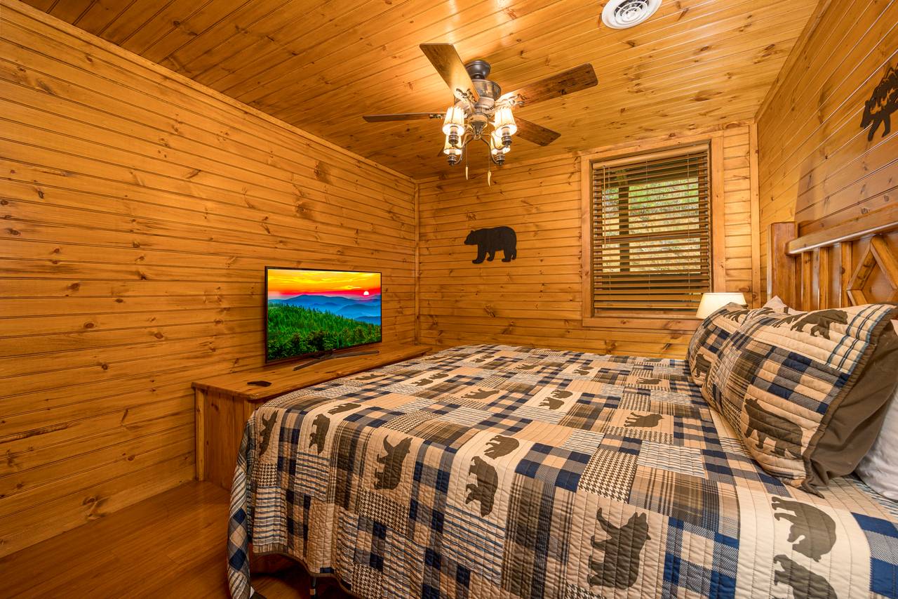 Bed 4: lower level king w/TV & ensuite full bath Bed 4: lower level king w/TV & ensuite full bath
