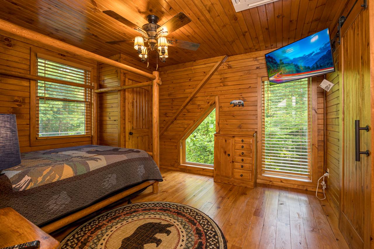 Bed 3: upper level queen with TV & ensuite jack & jill bath Bed 3: upper level queen with TV & ensuite jack & jill bath