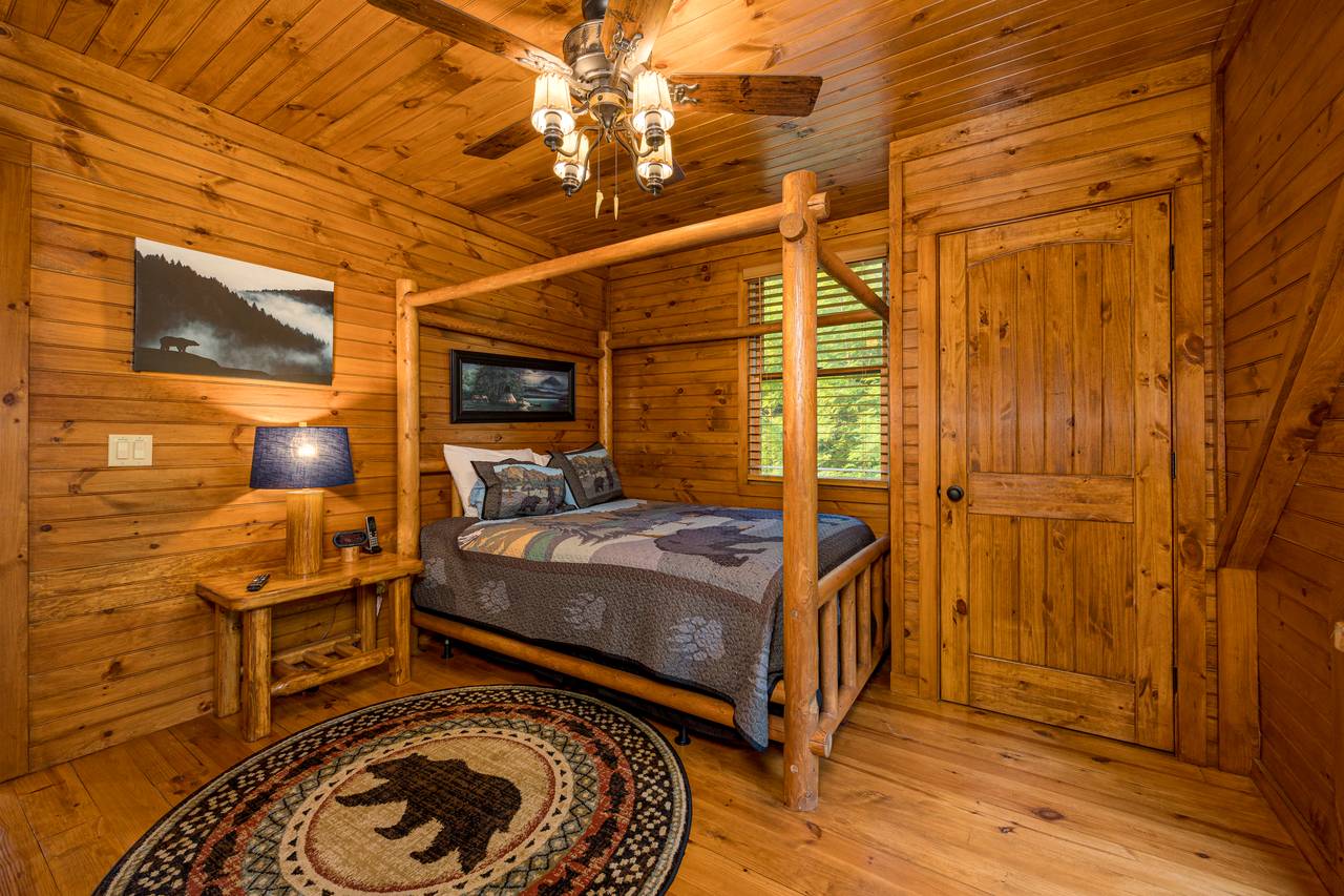 Bed 3: upper level queen with TV & ensuite jack & jill bath Bed 3: upper level queen with TV & ensuite jack & jill bath
