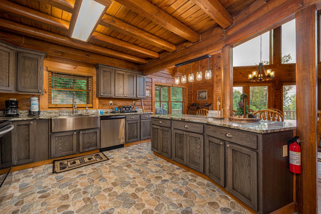 Fully equipped kitchen: cook/bake/dinner/silver-ware provided Fully equipped kitchen: cook/bake/dinner/silver-ware provided