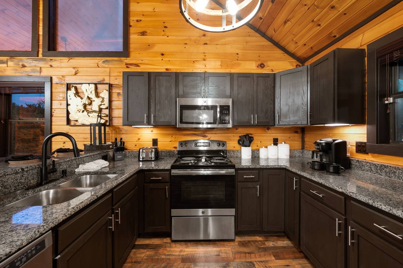 Fully equipped kitchen: cook/dinner/bake/silver-ware provided Fully equipped kitchen: cook/dinner/bake/silver-ware provided