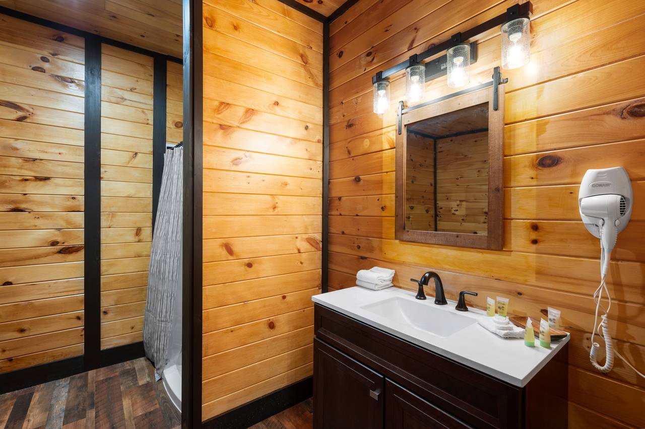 Bath 3: mid-level king bath w/standing shower & jacuzzi tub Bath 3: mid-level king bath w/standing shower & jacuzzi tub