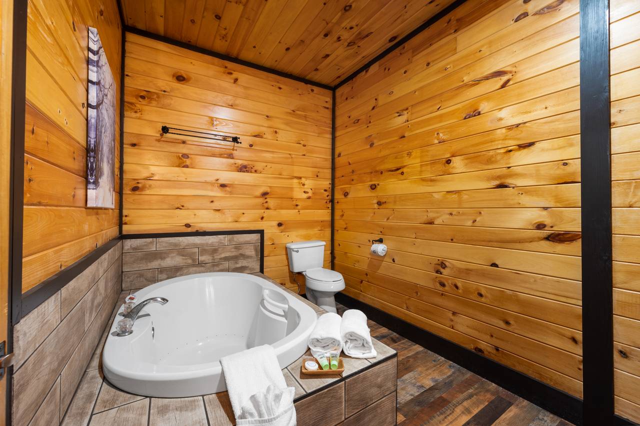 Bath 3: mid-level king bath w/standing shower & jacuzzi tub Bath 3: mid-level king bath w/standing shower & jacuzzi tub
