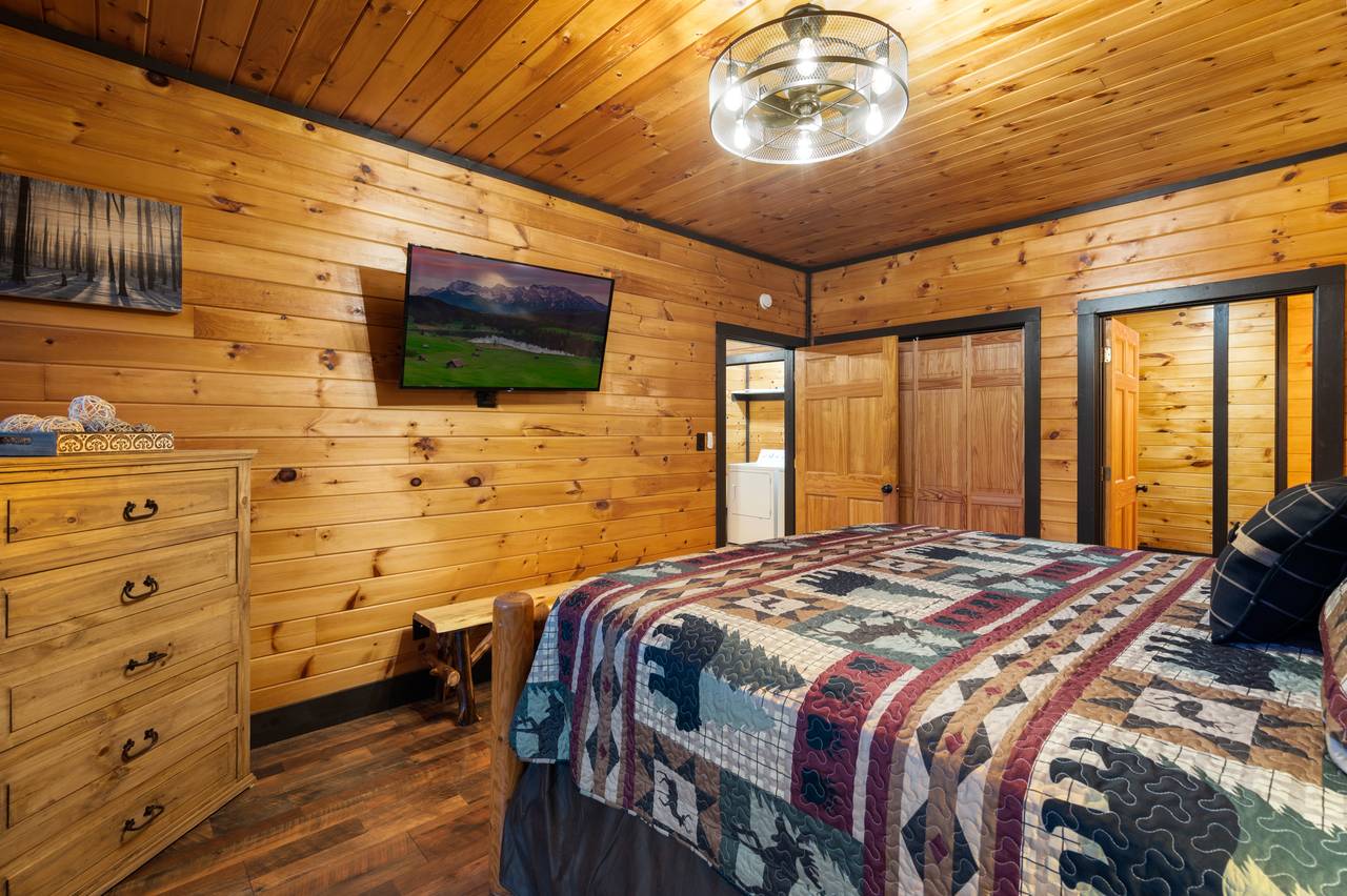 Bed 3: mid-level king w/TV, deck access, & ensuite full bath Bed 3: mid-level king w/TV, deck access, & ensuite full bath