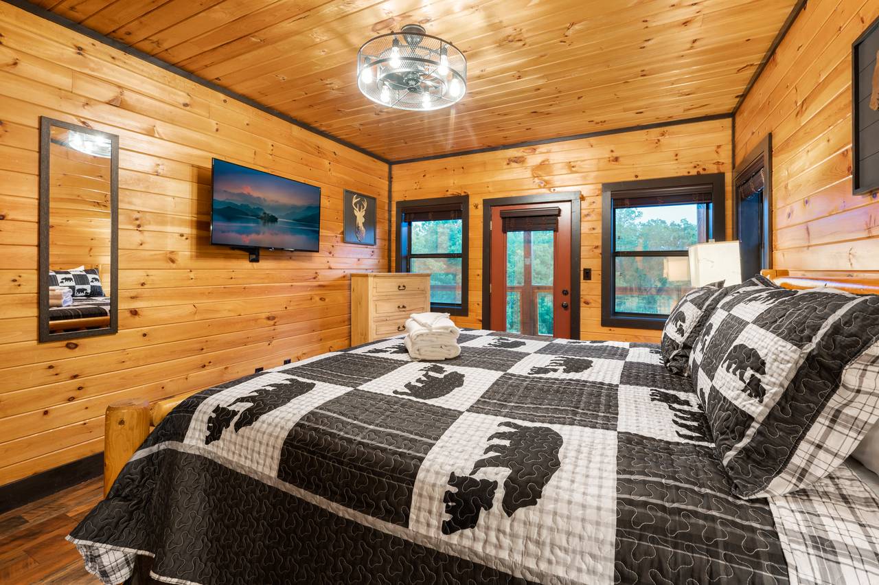Bed 2: mid-level king w/TV, deck access, & ensuite full bath Bed 2: mid-level king w/TV, deck access, & ensuite full bath