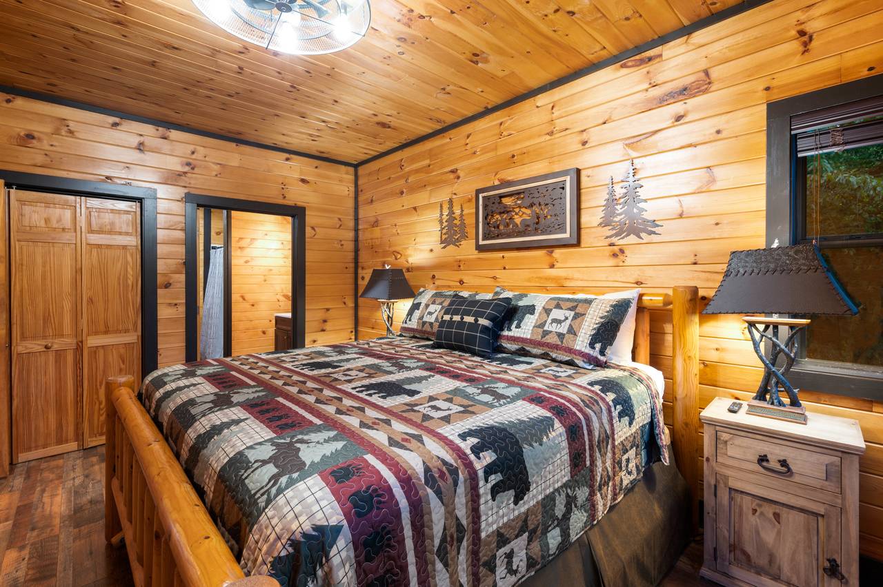 Bed 3: mid-level king w/TV, deck access, & ensuite full bath Bed 3: mid-level king w/TV, deck access, & ensuite full bath