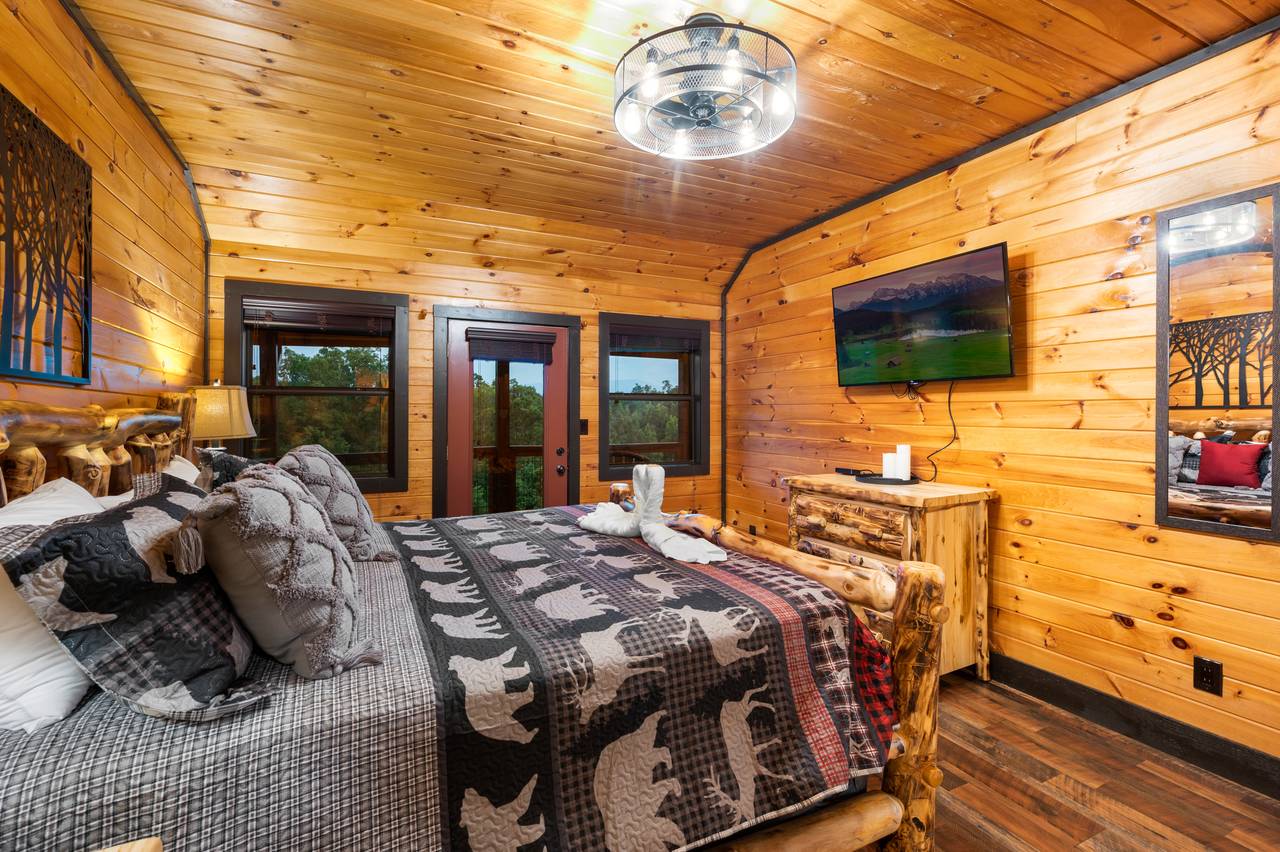 Bed 1: entry level king w/TV, deck access, & ensuite bath Bed 1: entry level king w/TV, deck access, & ensuite bath
