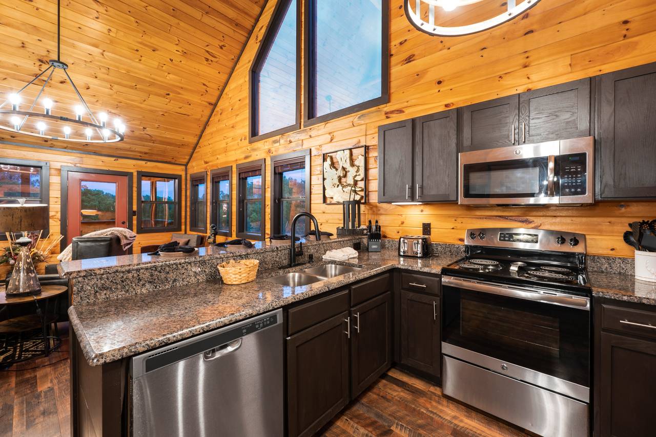 Fully equipped kitchen: cook/dinner/bake/silver-ware provided Fully equipped kitchen: cook/dinner/bake/silver-ware provided