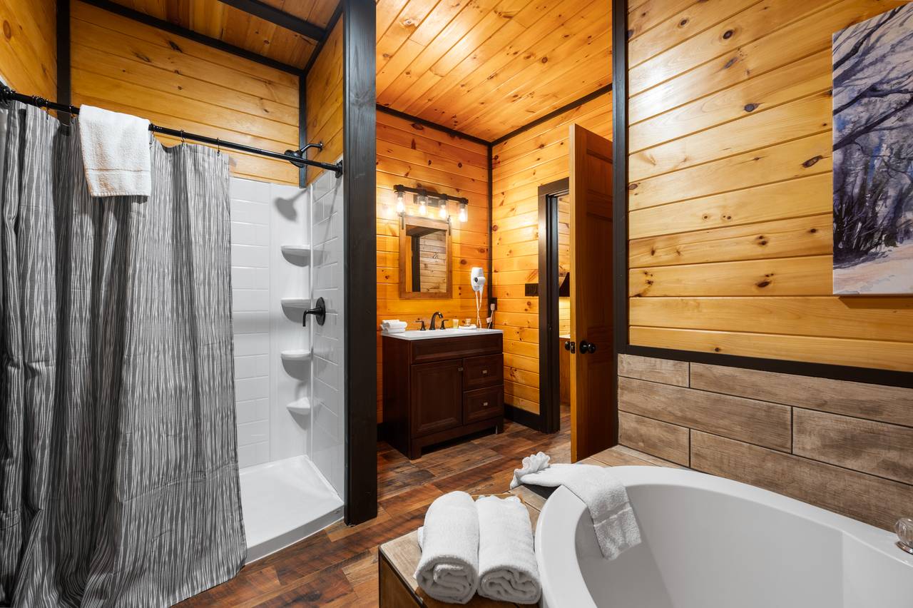 Bath 3: mid-level king bath w/standing shower & jacuzzi tub Bath 3: mid-level king bath w/standing shower & jacuzzi tub