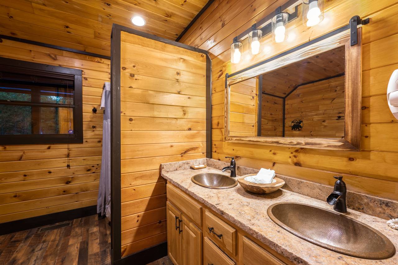 Bath 1:entry level king bath w/standing shower & jacuzzi tub Bath 1:entry level king bath w/standing shower & jacuzzi tub