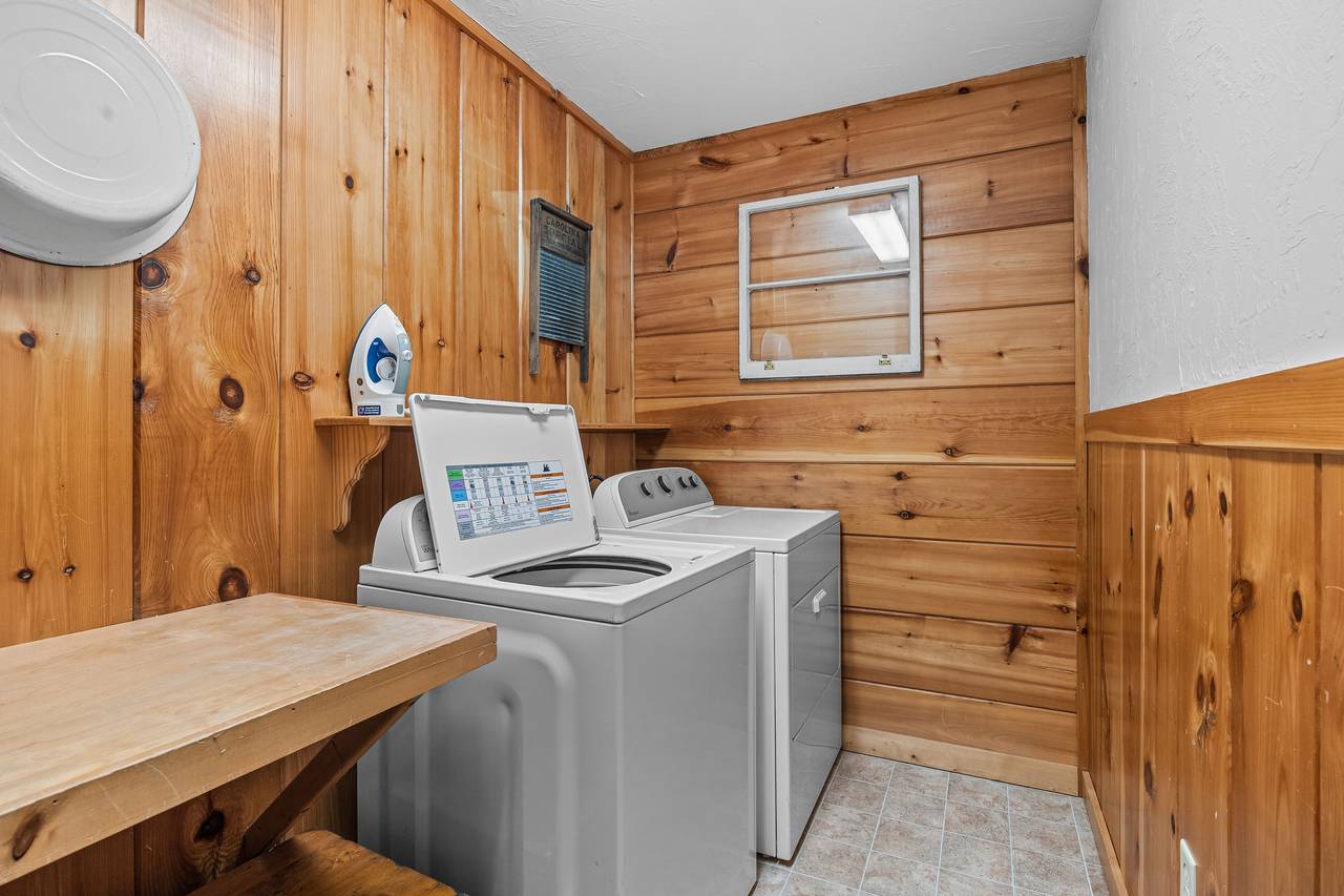 <span class="name">Full size washing machine and dryer</span> <span class="name">Full size washing machine and dryer</span>