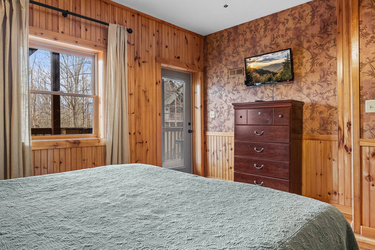 <span class="name">Lower level king with TV and ensuite full bathroom</span> <span class="name">Lower level king with TV and ensuite full bathroom</span>