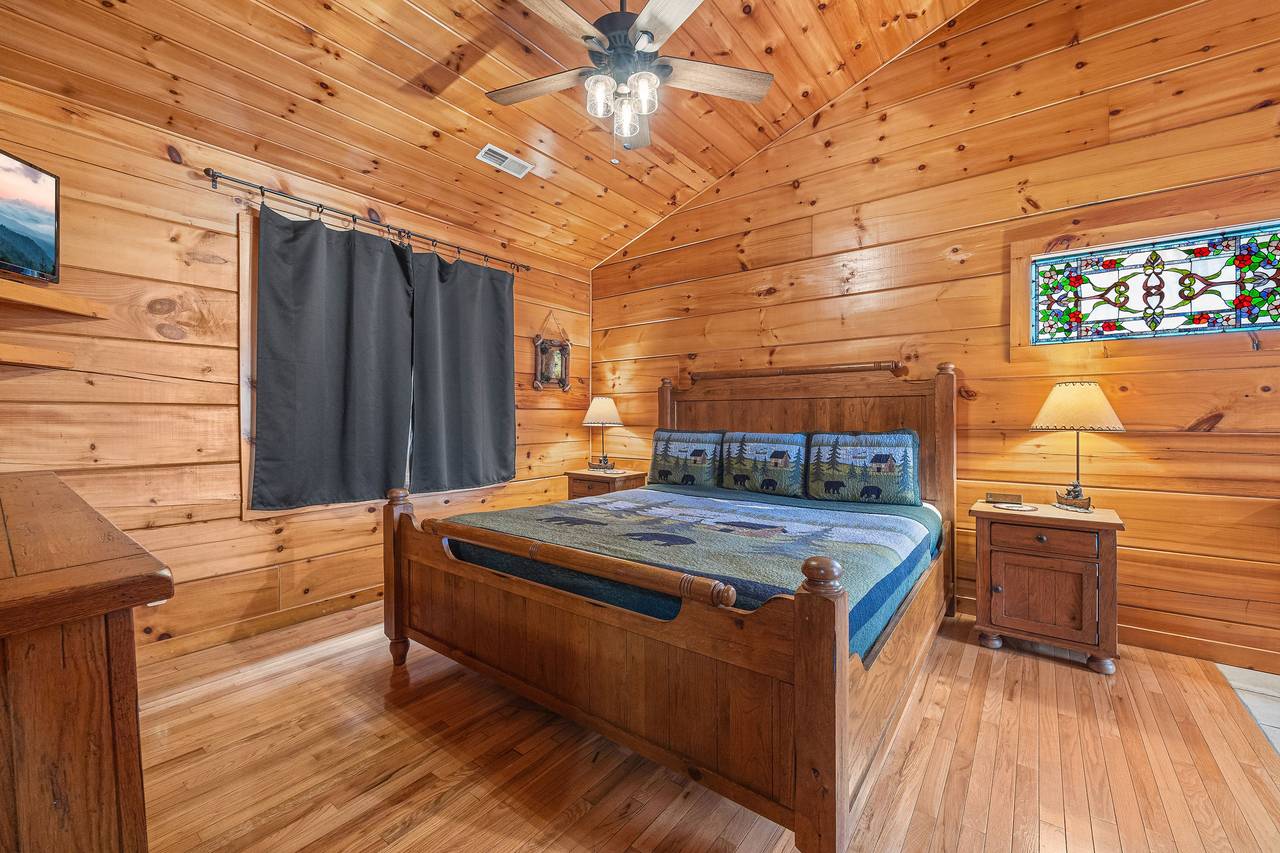 <span class="name">Entry level King with TV, ensuite full bathroom and jacuzzi tub</span> <span class="name">Entry level King with TV, ensuite full bathroom and jacuzzi tub</span>