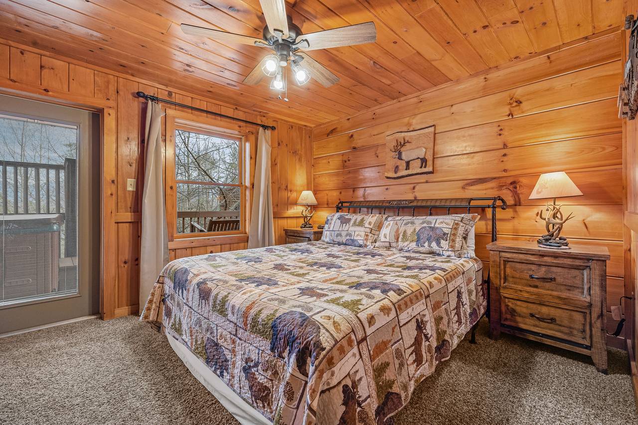 <span class="name">Mid-level king with TV and ensuite full bathroom</span> <span class="name">Mid-level king with TV and ensuite full bathroom</span>
