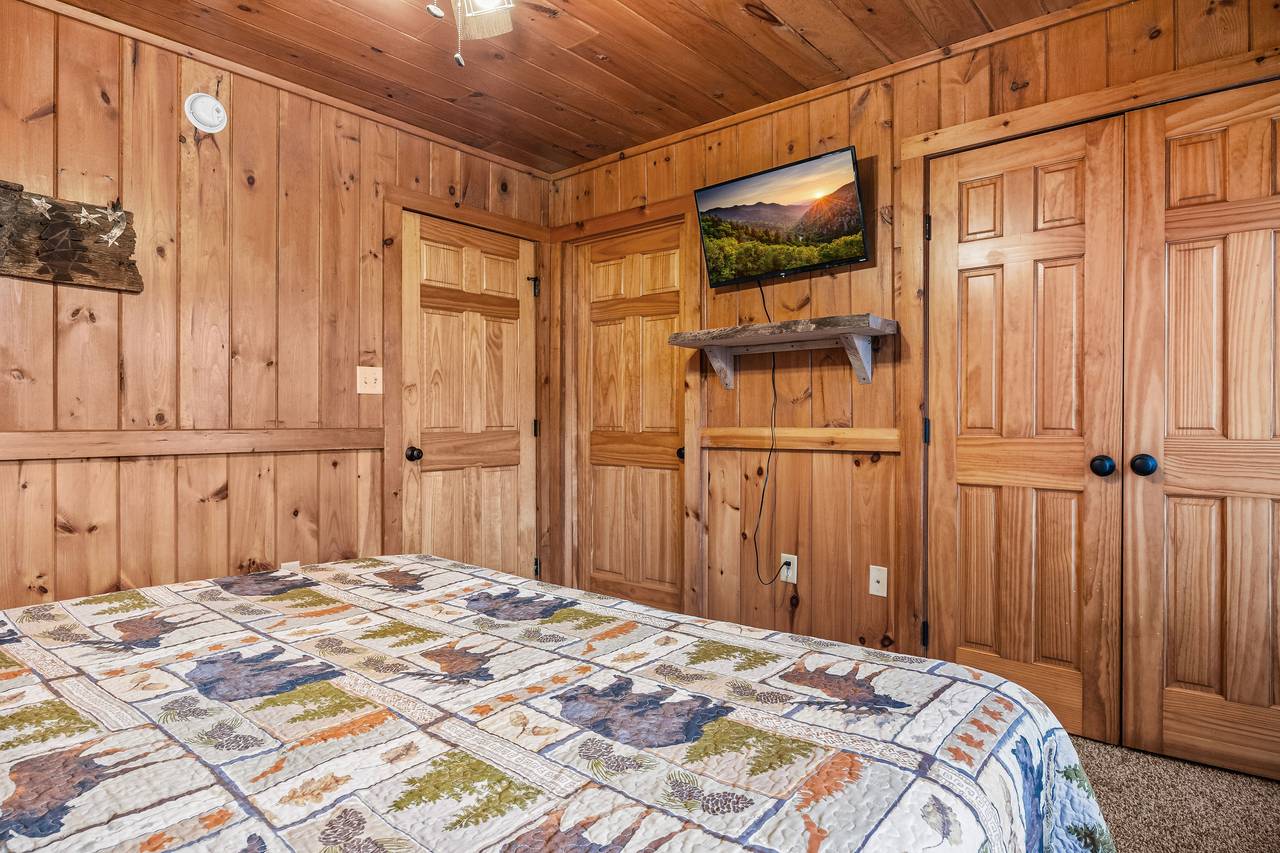 <span class="name">Mid-level king with TV and ensuite full bathroom</span> <span class="name">Mid-level king with TV and ensuite full bathroom</span>