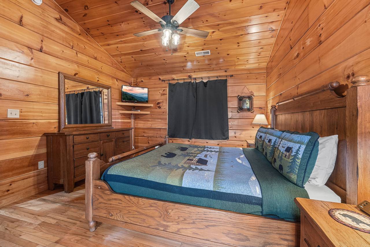 <span class="name">Entry level King with TV, ensuite full bathroom and jacuzzi tub</span> <span class="name">Entry level King with TV, ensuite full bathroom and jacuzzi tub</span>