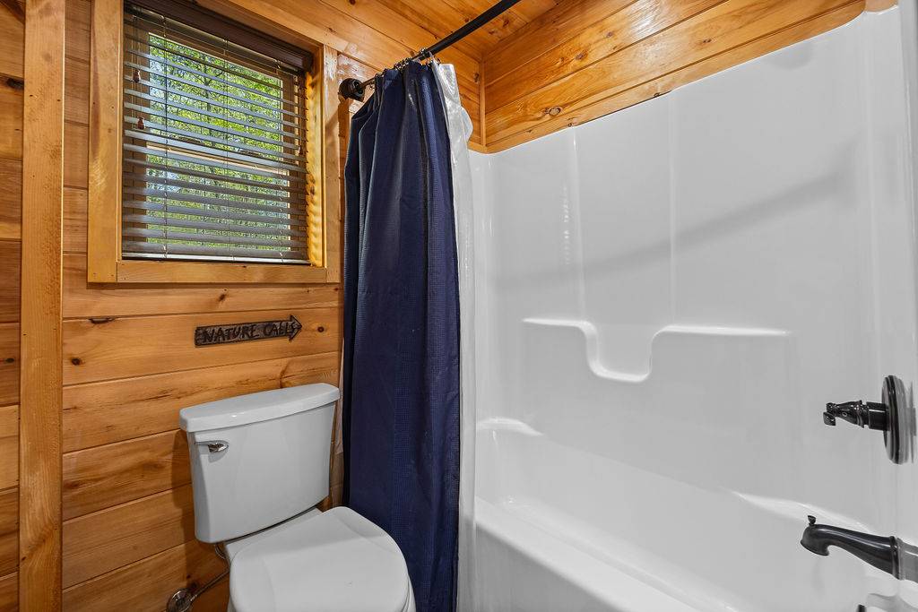 Lower level twin bunk ensuite full bathroom with tub/shower comb Lower level twin bunk ensuite full bathroom with tub/shower comb