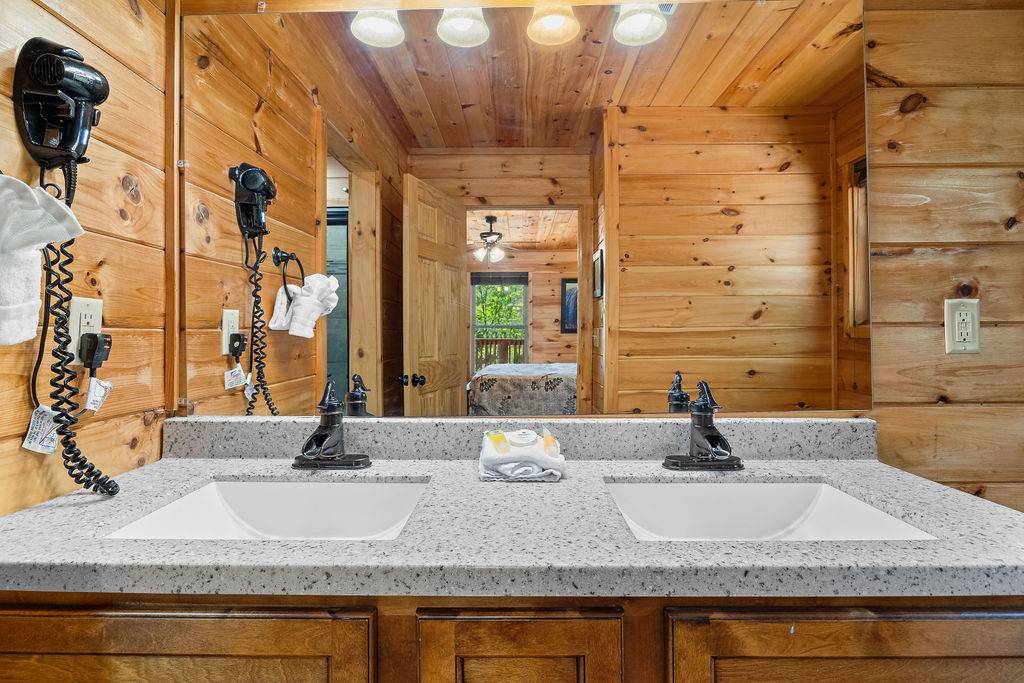King ensuite full bathroo with tub and shower King ensuite full bathroo with tub and shower