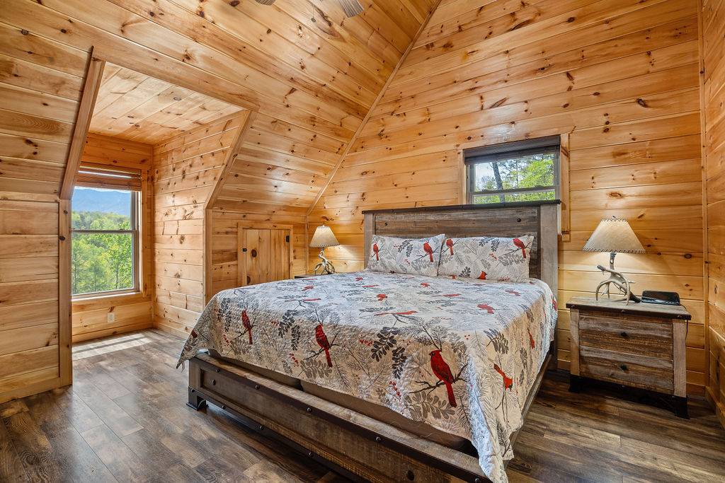 Upper level king with TV and ensuite full bahtroom Upper level king with TV and ensuite full bahtroom