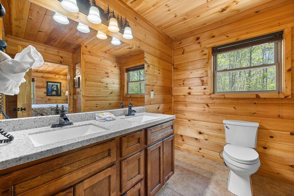 King ensuite full bathroo with tub and shower King ensuite full bathroo with tub and shower