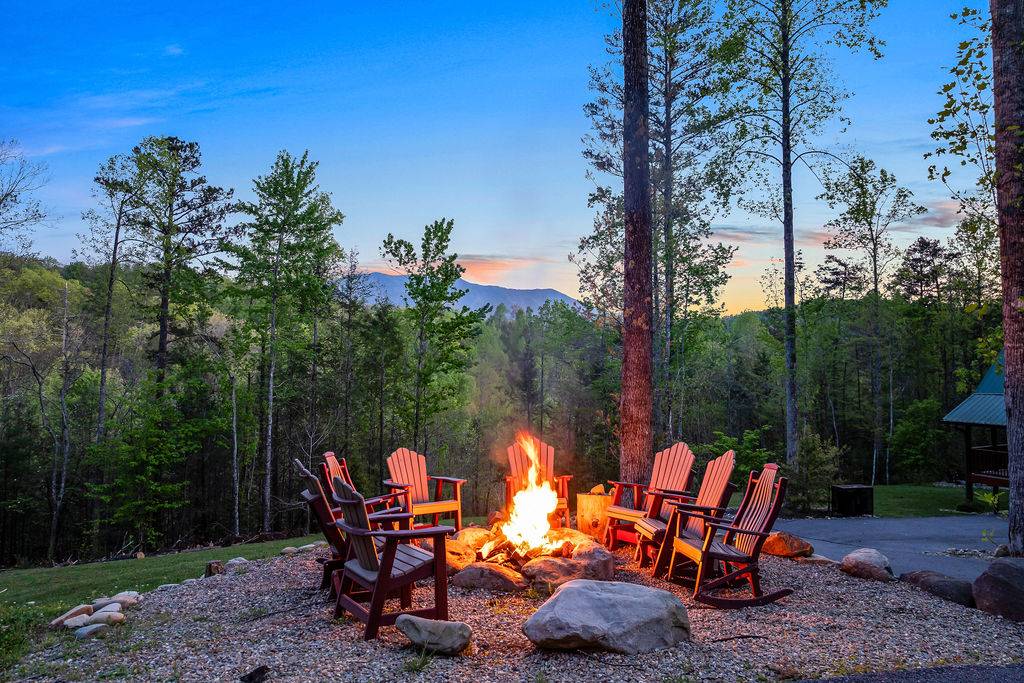 Private outdoor wood firepit with views of the Smoky Mountains! Private outdoor wood firepit with views of the Smoky Mountains!