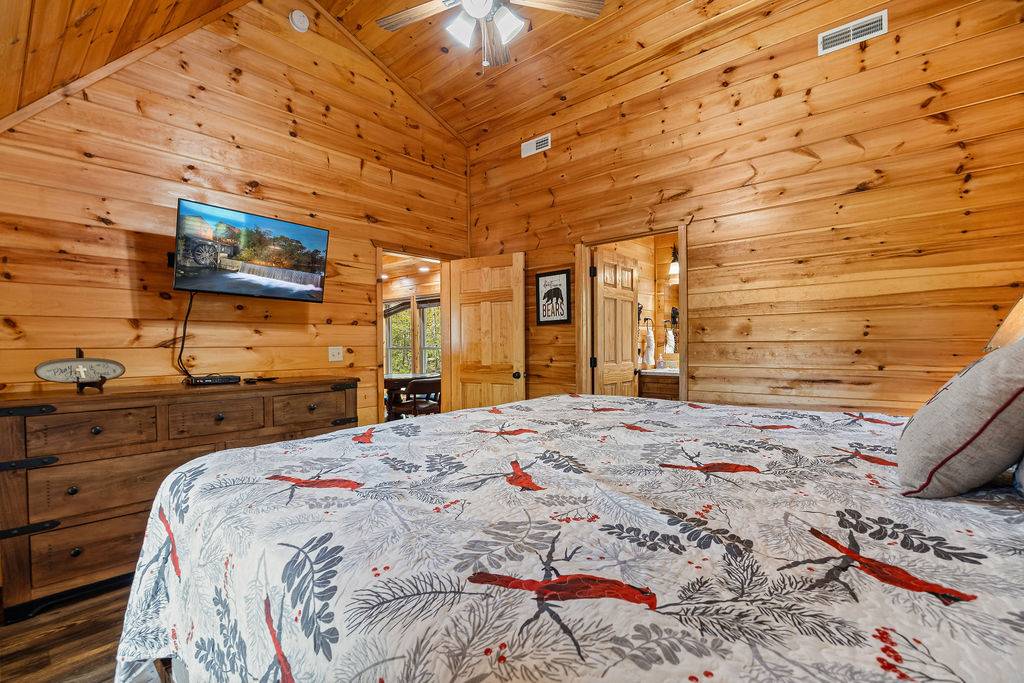 Upper level king with TV and ensuite full bahtroom Upper level king with TV and ensuite full bahtroom